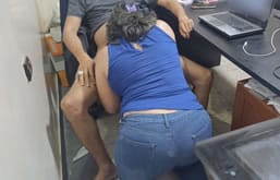 Secretaria infiel cumpliendo con su jefe